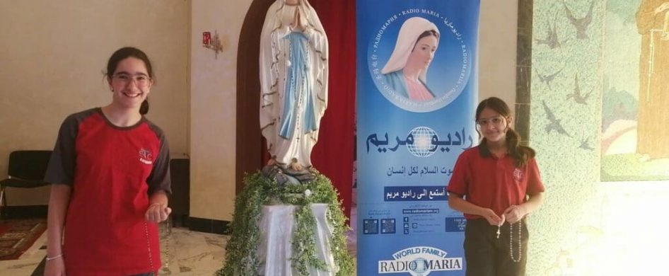 21/10/2025 - Radio Mariam Árabe transmitió en vivo un momento de profunda espiritualidad y participación, que reunió a los estudiantes de cuarto y sexto grado del Colegio Terra Santa de los Padres Franciscanos en Jordania para el rezo del Santo Rosario. El encuentro, celebrado en un ambiente de reflexión y alegría, contó con la presencia del padre franciscano Rashid Mostarih , quien…