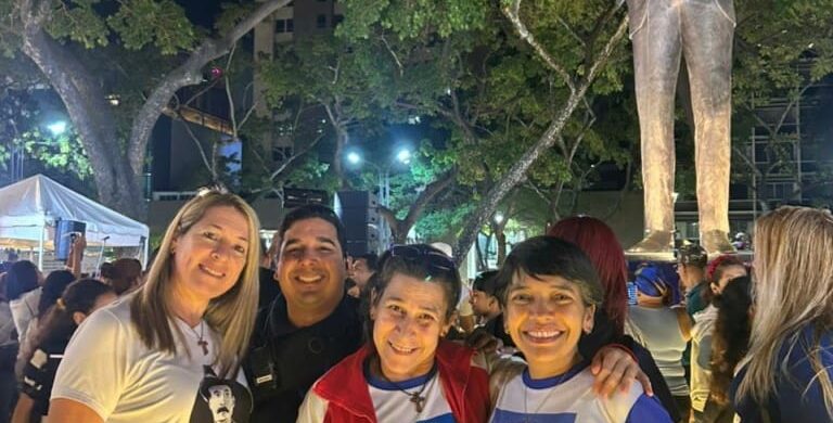 13/11/2025 - El domingo 19 de octubre, Su Santidad el Papa León XIV presidió la solemne Eucaristía en la Plaza de San Pedro, reconociendo formalmente la santidad de dos venezolanos que dedicaron sus vidas a Dios, sirviendo a sus hermanos y hermanas con amor y excelencia: la Madre Carmen Rendiles y el Dr. José Gregorio Hernández. Radio María Venezuela se…