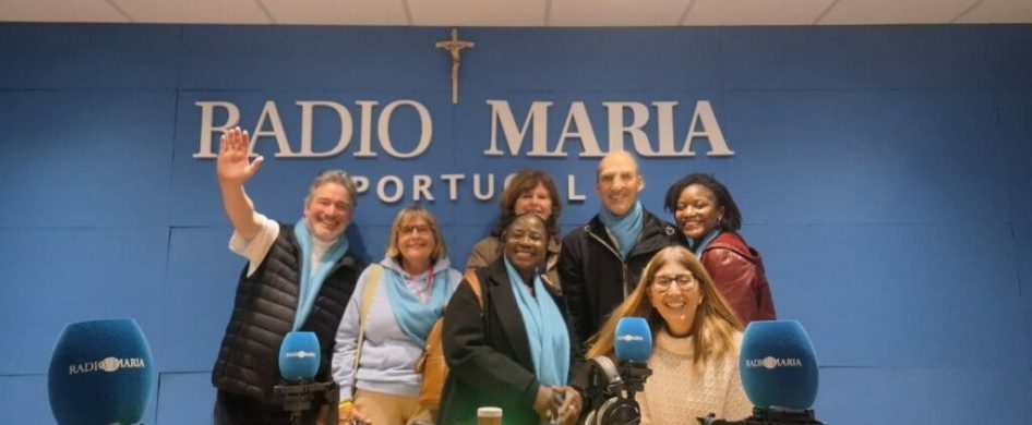 23/12/2025 - Radio María participó en Fátima Abierta, el evento organizado por la Fraternidad Notre-Dame Mère de la Lumière (NDML) en el santuario de Fátima. El padre Mathieu, Claire (directora editorial) y Laurence (director de promoción) pasaron cuatro días de visitas, oración y encuentros con miles de fieles. Estos cuatro días dedicados a visitar el santuario, los lugares de las&hellip;