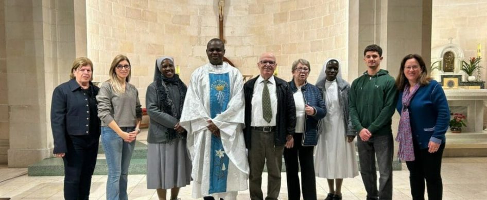 23/12/2025 - El 8 de diciembre de 2025, Solemnidad de la Inmaculada Concepción , se celebró una Santa Misa en el Santuario de San José en Tierra Santa , retransmitida en directo por las emisoras de Radio María de África, tanto anglófona como francesa . Este momento de profunda intensidad espiritual permitió a miles de oyentes africanos unirse en oración desde uno de los lugares más significativos del cristianismo. Para muchos&hellip;