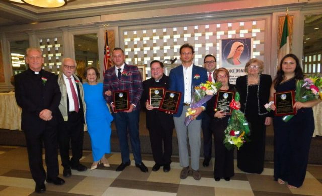 23/12/2025 - Amigos de Radio María Nueva York celebró su 23ª Cena de Gala el 16 de noviembre de 2025, marcando 33 años de presencia de Radio María en el idioma italiano en los Estados Unidos. Fundada en 1992 como la primera estación de Radio María fuera de Italia, Amigos de Radio María ahora es parte de una red extendida&hellip;