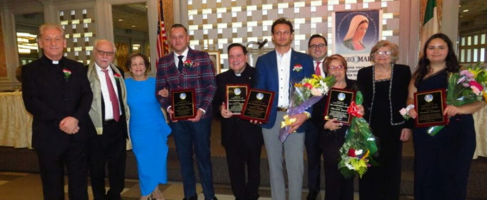 23/12/2025 - Amigos de Radio María Nueva York celebró su 23ª Cena de Gala el 16 de noviembre de 2025, marcando 33 años de presencia de Radio María en el idioma italiano en los Estados Unidos. Fundada en 1992 como la primera estación de Radio María fuera de Italia, Amigos de Radio María ahora es parte de una red extendida&hellip;