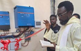 29/01/2026 - En Nigeria el suministro eléctrico suele ser inestable, tanto en las grandes ciudades, incluida la capital, Abuya, como en las zonas rurales. Garantizar un suministro eléctrico continuo representa un gran desafío, especialmente para una emisora ​​de radio que requiere energía constante tanto en su sede operativa, donde se ubican los estudios, como en la torre de transmisión, donde&hellip;