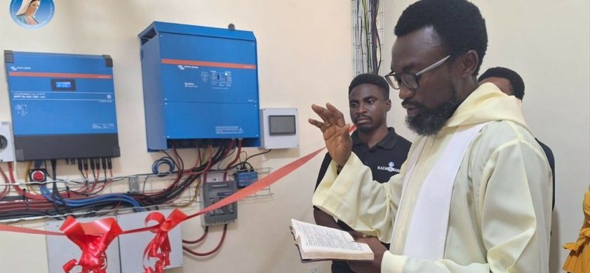 29/01/2026 - En Nigeria el suministro eléctrico suele ser inestable, tanto en las grandes ciudades, incluida la capital, Abuya, como en las zonas rurales. Garantizar un suministro eléctrico continuo representa un gran desafío, especialmente para una emisora ​​de radio que requiere energía constante tanto en su sede operativa, donde se ubican los estudios, como en la torre de transmisión, donde&hellip;