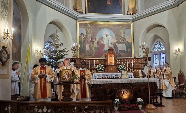 29/01/2026 - El sábado 10 de enero, Radio María Letonia celebró el décimo aniversario de su fundación, un hito significativo en la trayectoria de evangelización y servicio de Radio María en el país báltico. El aniversario se celebró con gratitud y alegría, reuniendo a colaboradores, voluntarios y oyentes en una intensa jornada de oración, música y testimonios. Las celebraciones comenzaron&hellip;