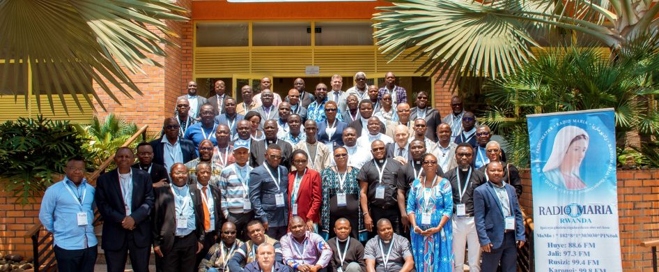 27/07/2026 - Del 24 al 25 de febrero de 2026, se celebró la Reunión Continental Africana 2026 en Kigali, Ruanda. Los participantes conocieron juntos el desempeño de Radio María en África y los desafíos que enfrentan en su misión. También repasaron la Mariathon del año pasado y aprovecharon la oportunidad para prepararse para la Mariathon de este año, que comenzará&hellip;