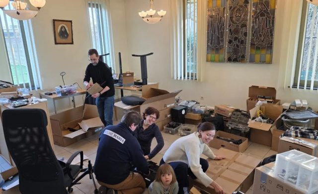 08/02/2026 - Tras casi quince años en la ciudad de Lovaina, Radio María Bélgica ha iniciado el traslado de sus estudios a Tienen, también ubicada en Flandes, en el monasterio de las Hermanas Pasionistas. Este es un paso importante que va más allá de la logística y adquiere un gran valor simbólico para la vida y la misión de la&hellip;