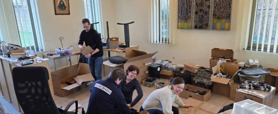 08/02/2026 - Tras casi quince años en la ciudad de Lovaina, Radio María Bélgica ha iniciado el traslado de sus estudios a Tienen, también ubicada en Flandes, en el monasterio de las Hermanas Pasionistas. Este es un paso importante que va más allá de la logística y adquiere un gran valor simbólico para la vida y la misión de la&hellip;