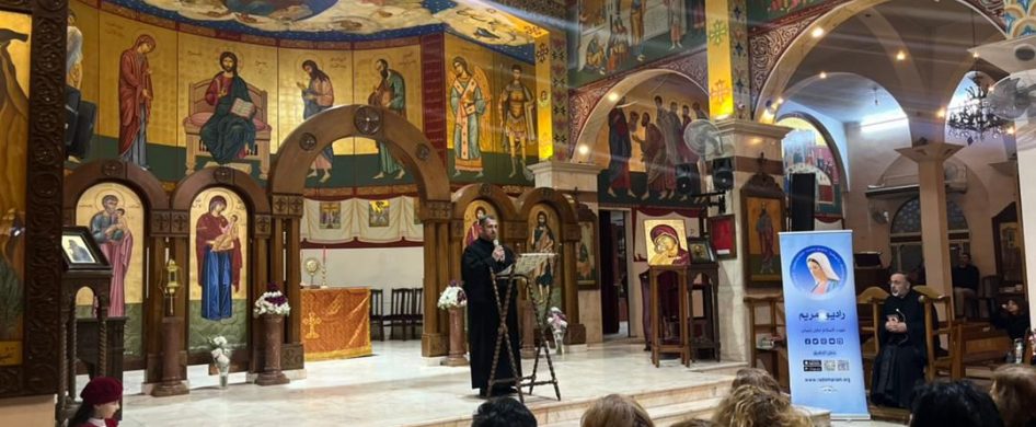 02/03/2026 - La familia de Radio María en Medio Oriente vive días de profunda tensión e incertidumbre. Desde Erbil, capital del Kurdistán iraquí, y desde Aleppo, en Siria, resuenan testimonios que reflejan el dolor de la guerra, pero también la firmeza de la fe. En Irak, Don Savio Andula, director de Radio María Erbil, describió la difícil situación que atraviesa&hellip;