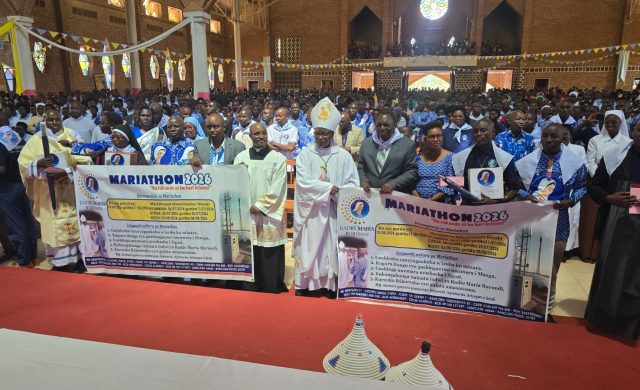 27/04/2026 - Ayer 26 de abril, Radio María Burundi conmemoró su 22º aniversario con la celebración de la Santa Misa y con la inauguración de Mariathon-2026 en la Diócesis y Catedral de Ruyigi, bajo el lema “En el amor está la victoria”, dando inicio a una campaña de fe, solidaridad y compromiso con la evangelización. Radio María Burundi, celebró con&hellip;