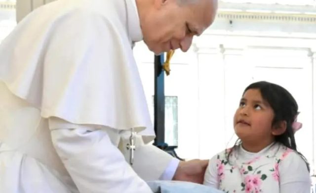 13/04/2025 - Durante la Audiencia General del pasado miércoles 8 de abril, la Oficina de Evangelización de Radio María presentó al Santo Padre la iniciativa "El Velo de María", la cual ha involucrado a decenas de miles de niños en Italia y en todo el mundo. En la ocasión, se saludó al Santo Padre y se le entregó un fragmento&hellip;