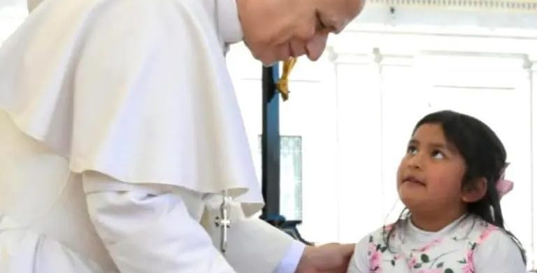 13/04/2025 - Durante la Audiencia General del pasado miércoles 8 de abril, la Oficina de Evangelización de Radio María presentó al Santo Padre la iniciativa "El Velo de María", la cual ha involucrado a decenas de miles de niños en Italia y en todo el mundo. En la ocasión, se saludó al Santo Padre y se le entregó un fragmento&hellip;
