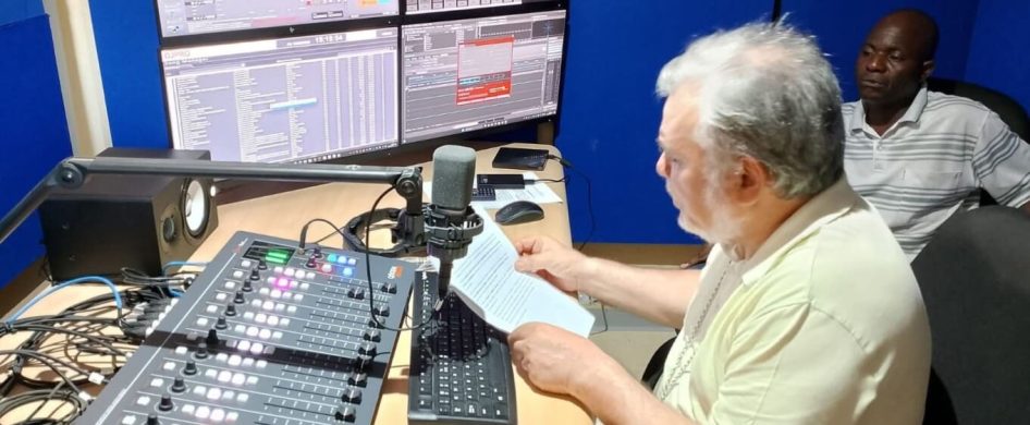 19/04/2026 - Desde el sábado 11 de abril de 2026, Radio María está oficialmente presente también en la extensa diócesis de Tete, en Mozambique. Las palabras pronunciadas hace algunos años por el obispo, Su Excelencia Mons. Diamantino Guapo Antunes, durante un Mariathon, se han cumplido: « A través de la voz de Radio María, podremos llegar a las 1117 comunidades y aldeas&hellip;