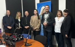 13/04/2026 - El 25 de marzo de 2026, en la Solemnidad de la Anunciación —fiesta patronal que celebran todas las emisoras de Radio María en todo el mundo—, el estudio de Mostar vivió un día especialmente significativo gracias a la visita de Mons. Petar Palić, obispo de Mostar-Duvno y administrador apostólico de Trebinje-Mrkan. El obispo visitó la sede de la&hellip;