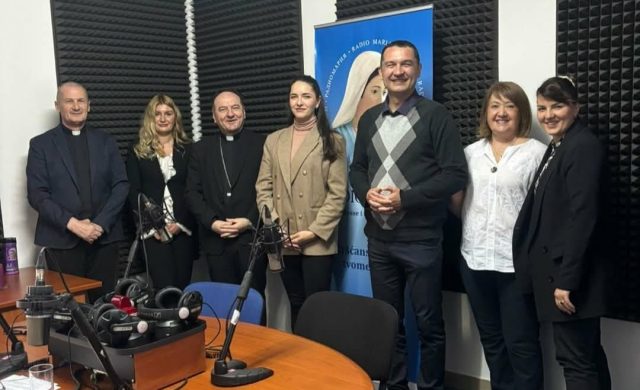 13/04/2026 - El 25 de marzo de 2026, en la Solemnidad de la Anunciación —fiesta patronal que celebran todas las emisoras de Radio María en todo el mundo—, el estudio de Mostar vivió un día especialmente significativo gracias a la visita de Mons. Petar Palić, obispo de Mostar-Duvno y administrador apostólico de Trebinje-Mrkan. El obispo visitó la sede de la&hellip;