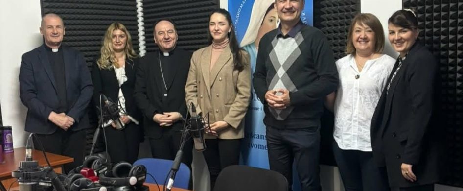 13/04/2026 - El 25 de marzo de 2026, en la Solemnidad de la Anunciación —fiesta patronal que celebran todas las emisoras de Radio María en todo el mundo—, el estudio de Mostar vivió un día especialmente significativo gracias a la visita de Mons. Petar Palić, obispo de Mostar-Duvno y administrador apostólico de Trebinje-Mrkan. El obispo visitó la sede de la&hellip;