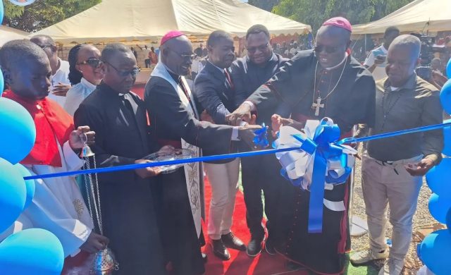 03/05/2026 - El pasado 25 de abril, fue la inauguración de Radio María en la Diócesis de Kabwe, Zambia, un momento de profunda comunión diocesana. Al evento asistieron dos obispos, numerosos sacerdotes y religiosas, junto con una gran cantidad de fieles.  La jornada se desarrolló en tres momentos principales: la celebración de la Santa Misa, el rezo del Santo Rosario,&hellip;