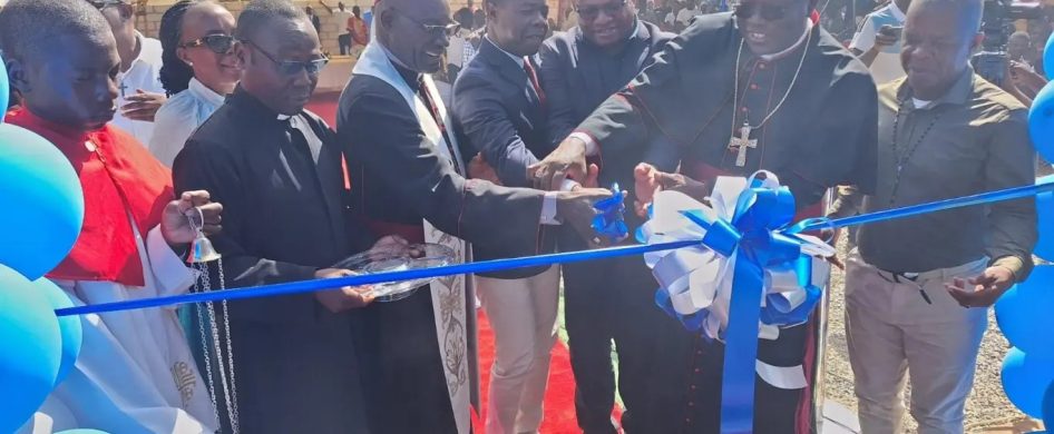03/05/2026 - El pasado 25 de abril, fue la inauguración de Radio María en la Diócesis de Kabwe, Zambia, un momento de profunda comunión diocesana. Al evento asistieron dos obispos, numerosos sacerdotes y religiosas, junto con una gran cantidad de fieles.  La jornada se desarrolló en tres momentos principales: la celebración de la Santa Misa, el rezo del Santo Rosario,&hellip;