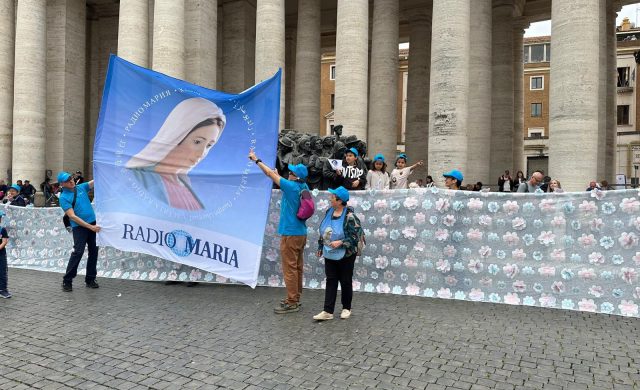 27/05/2026 - En un gesto de profunda fe mariana y unidad espiritual, el “Velo de María Niña”, impulsado por Radio María, recorrió distintos países del mundo llevando consigo los nombres de miles de niños confiados a la protección de la Virgen María. La iniciativa nació en la capilla de la sede central de Radio María en Italia, con la bendición&hellip;