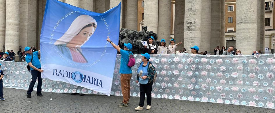 27/05/2026 - En un gesto de profunda fe mariana y unidad espiritual, el “Velo de María Niña”, impulsado por Radio María, recorrió distintos países del mundo llevando consigo los nombres de miles de niños confiados a la protección de la Virgen María. La iniciativa nació en la capilla de la sede central de Radio María en Italia, con la bendición&hellip;