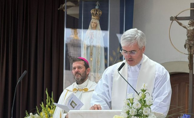 24/05/2026- El pasado 13 de mayo, fecha en la que la Iglesia conmemora la primera aparición de la Virgen de Fátima en Cova da Iría, Radio María Portugal celebró también sus primeros cinco años de vida al servicio de la evangelización. La jornada estuvo marcada por la transmisión especial de las celebraciones desde el Santuario de Fátima, renovando el compromiso&hellip;
