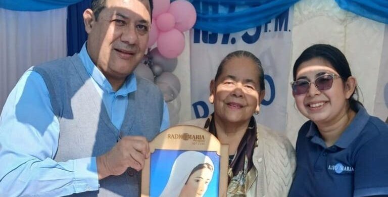 27/05/2026 - Los días 16 y 17 de mayo se celebró una intensa festividad mariana durante la Expo María en la Plaza Libertad de Mariano Roque Alonso, en el departamento central de Paraguay. El evento congregó a un gran número de fieles, familias, voluntarios y movimientos eclesiales que se reunieron para compartir momentos de oración, confraternidad y comunión bajo la&hellip;