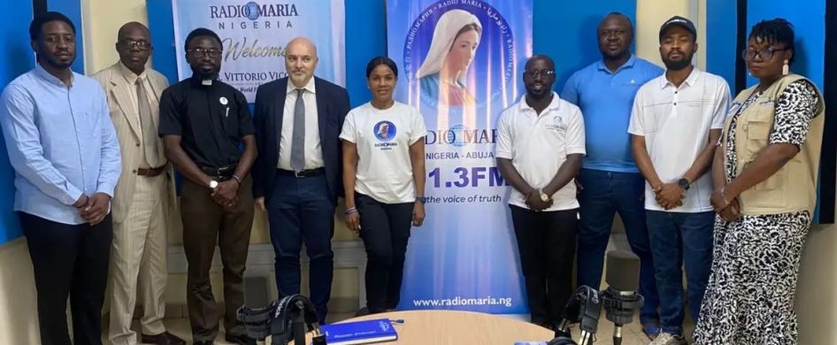 07/06/2026 - Fue un día significativo para Radio María Nigeria y para la familia de Radio María en todo el mundo, ya que el Presidente de la Familia Mundial de Radio María, Vittorio Viccardi , realizó una visita oficial a la sede de Radio María Nigeria , fortaleciendo el vínculo entre la estructura internacional de la asociación y su filial nigeriana, una de las&hellip;