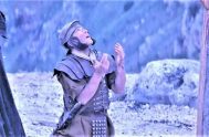 Y el centurión, que estaba frente a Jesús, al oír el grito y ver cómo murió, dijo: “Verdaderamente este hombre era el Hijo…