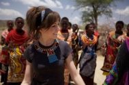  La violinista Lindsey Stirling estuvo en Kenia y nos cuenta sobre la experiencia.. “Africa siempre está pintado como este país golpeado por la…