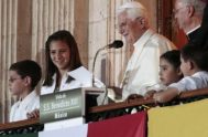   Dejándose ver como un abuelo sabio, cercano y jubiloso el Papa Benedcito XVI, emocionado por la presencia de una multitud de niños…