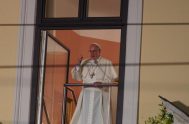 28/07/2016 – Como suele hace en otras visitas pastorales, el Papa Francisco saludó antes de irse a dormir a los fieles que esperaban…