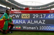 La atleta etíope Almaz Ayana hizo historia el 12 de agosto en las Olimpiadas de Río 2016 al destrozar el récord mundial en…