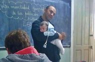 Ésta foto de un docente cargando un bebé ne brazos se emocionó de tal manera a sus alumnos que lo compartieron en las…