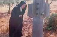 Un misil cayó el 23 de octubre en el jardín de un convento carmelita en Alepo- Siria y no explotó. La noticia se…