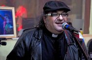 El Padre Cesar, el cura rockero amigo del Papa Francisco le canta a la virgen Maria junto a sus amigos del rock, el…