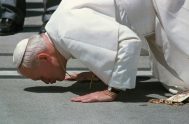Juan Pablo II, al llegar a algún país en sus innumerables Visitas Apostólica por todo el mundo, se arrodillaba y besaba el suelo.…
