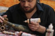 Abu Alí, un sirio pintor de 40 años, dicidió reciclar los residuos que deja la guerra y transformarlos en columpios para niños.  …