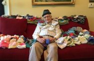 Un abuelo de 86 años aprendió de manera totalmente autodicata a tejer gorros para dar abrigo a las cabezas de los bebes prematuros…