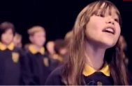 En un acto de Navidad de una escuela irlandesa Kayleigh Rogers emocionó a los presentes con su voz.   Ella tiene 10 años y…