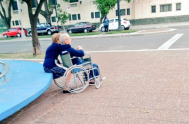 El tierno abrazo de dos abuelos en una plaza se convirtió en un gesto que se viralizó en las redes llenándolas de amor.…