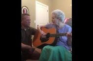 Kelly Ridings, un hombre de Dalton (Georgia), interpreta con su madre la canción Praying y lo refleja en un video que en tres…