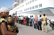 El África Mercy, el barco medicalizado más grande del mundo, lleva más de veinte años bordeando la costa occidental africana, ofreciendo diagnósticos e…