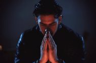 El  cantautor Juan Grullon “El Centinela”  vive profundamente su vocación con la música en los camino de la fe.   En su página…