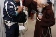 Estaba de servicio en un Hospital y vio pasar a un sacerdote anciano. Le pidió su bendición, alguien capturó el momento con su…