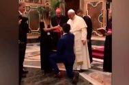 Un joven venezolano sorprendió al Papa Francisco y a su novia, al pedirle matrimonio durante una audiencia.       Francisco recibió en…