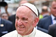 Durante su visita a Colombia, mientras se encontraba saludando, el Papa movil que conducía al Papa Francisco frenó y el Papa se golpeó…