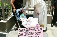 En Lima, Perú, el Papa Francisco bautizó a Daniela, una chica de 15 años que sufre parálisis cerebral y vive en el hogar…