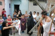 Viacrucis en las calles del barrio de Villa Jardín en Lanús con los misioneros de Punto Corazón. ¡Gracias a todos los vecinos por participar!…