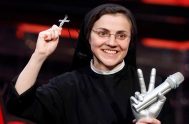 Sor Cristina Scuccia, el gran fenómeno televisivo de la versión italiana del concurso La Voz, logró este jueves por la noche ganar la…