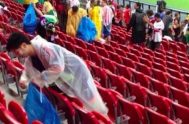 Ayer, los aficionados de Japón se quedaron en el estadio Arena Pernambuco, Recife, al terminar el partido que su selección perdió (2-1) ante…
